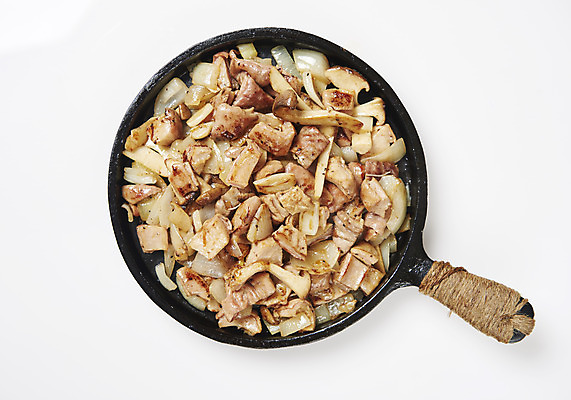 포토 JPG 스튜디오촬영 음식 실내 요리 누끼 사람없음 하이앵글 프라이팬 안주 흰배경 볶음 기호식품 곱창 막창 특수부위 플랫레이 국내포토 뷰포인트 백그라운드 주방용품 육류 내부 흰색 플랫 부위 파일형식