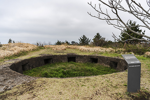 포토 JPG 주간 여행 유적지 자연 한국 풍경 사람없음 야외 제주도 봄 문화재 표지판 역사 전쟁터 제주4.3사건 다크투어리즘 고사포진지 43유적지 셋알오름 국내포토 자연요소 계절 아시아 고건축 알림판 생태계 전쟁 오름 서귀포 파일형식 법정기념일