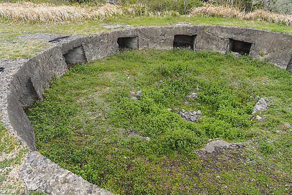 포토 JPG 주간 여행 유적지 자연 한국 풍경 사람없음 야외 제주도 봄 문화재 역사 전쟁터 제주4.3사건 다크투어리즘 고사포진지 43유적지 셋알오름 국내포토 자연요소 계절 아시아 고건축 생태계 전쟁 오름 서귀포 파일형식 법정기념일