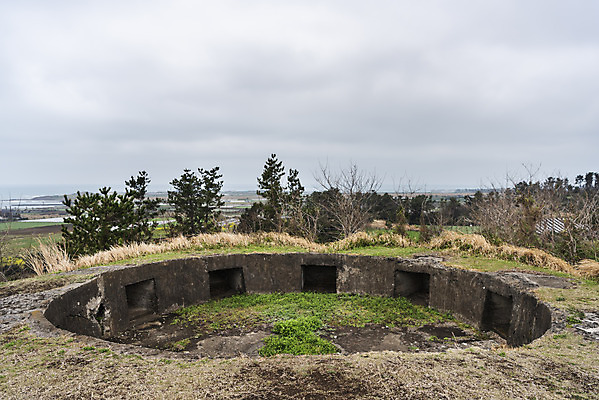 포토 JPG 주간 여행 유적지 자연 하늘 한국 풍경 사람없음 야외 제주도 봄 문화재 역사 전쟁터 제주4.3사건 다크투어리즘 고사포진지 43유적지 셋알오름 국내포토 자연요소 계절 아시아 고건축 생태계 전쟁 오름 서귀포 파일형식 법정기념일