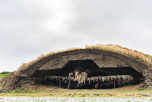 포토 JPG 주간 리본 여행 유적지 자연 하늘 비행기 한국 풍경 사람없음 야외 제주도 봄 문화재 역사 격납고 제주4.3사건 알뜨르비행장 다크투어리즘 43유적지 국내포토 자연요소 계절 아시아 고건축 항공교통 대중교통 생태계 서귀포 파일형식 법정기념일