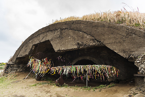 포토 JPG 주간 리본 여행 유적지 자연 비행기 한국 풍경 사람없음 야외 제주도 봄 문화재 역사 격납고 제주4.3사건 알뜨르비행장 다크투어리즘 43유적지 국내포토 자연요소 계절 아시아 고건축 항공교통 대중교통 생태계 서귀포 파일형식 법정기념일