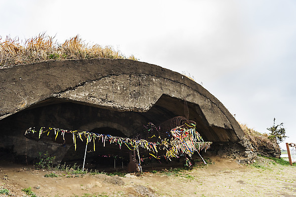 포토 JPG 주간 리본 여행 유적지 자연 하늘 비행기 한국 풍경 사람없음 야외 제주도 봄 문화재 역사 격납고 제주4.3사건 알뜨르비행장 다크투어리즘 43유적지 국내포토 자연요소 계절 아시아 고건축 항공교통 대중교통 생태계 서귀포 파일형식 법정기념일