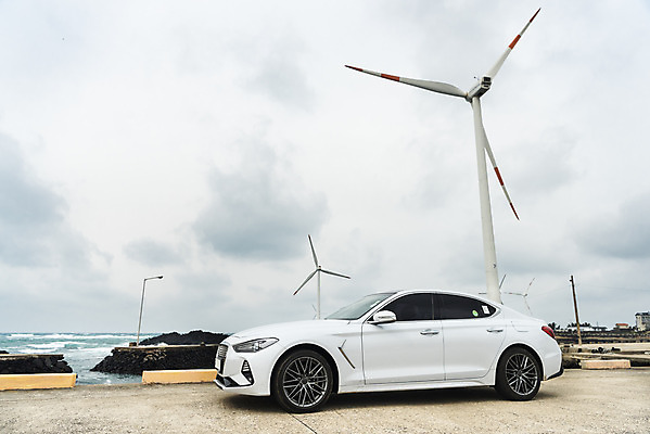 포토 JPG 주간 구름 바다 여행 자동차 자연 하늘 바람 한국 풍경 사람없음 야외 제주도 봄 에너지 풍력에너지 에코 해안도로 국내포토 자연요소 계절 아시아 도로 육상교통 날씨 환경 그린에너지 생태계 파일형식
