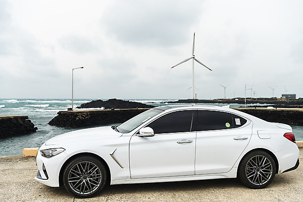 포토 JPG 주간 구름 바다 여행 자동차 자연 하늘 바람 한국 풍경 사람없음 야외 제주도 봄 에너지 풍력에너지 에코 해안도로 국내포토 자연요소 계절 아시아 도로 육상교통 날씨 환경 그린에너지 생태계 파일형식
