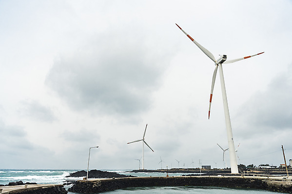 포토 JPG 주간 구름 바다 여행 자연 하늘 바람 한국 풍경 사람없음 야외 제주도 봄 에너지 풍력에너지 에코 해안도로 국내포토 자연요소 계절 아시아 도로 날씨 환경 그린에너지 생태계 파일형식