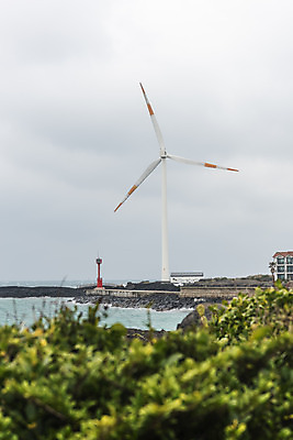 포토 JPG 주간 구름 바다 여행 자연 하늘 바람 한국 풍경 사람없음 야외 제주도 봄 에너지 바위 풍력에너지 에코 국내포토 자연요소 계절 아시아 날씨 환경 돌_바위 그린에너지 생태계 파일형식