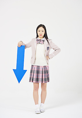 포토 JPG 스튜디오촬영 전신 학생 배너 응시 여학생 여자 교육 교복 화살표 허리손 모션 청소년 여고생 고등학생 실내 한명 서기 들기 누끼 사람 앞모습 10대 파란색 십대라이프스타일 한국인 잡기 찡그림 하락 흰배경 부정적 십대여자한명만 고등교육 국내포토 1 라이프스타일 시선 옷 감정 뷰포인트 컬러 포즈 백그라운드 컨셉 표정 동양인 내부 흰색 여자한명만 십대여자만 파일형식