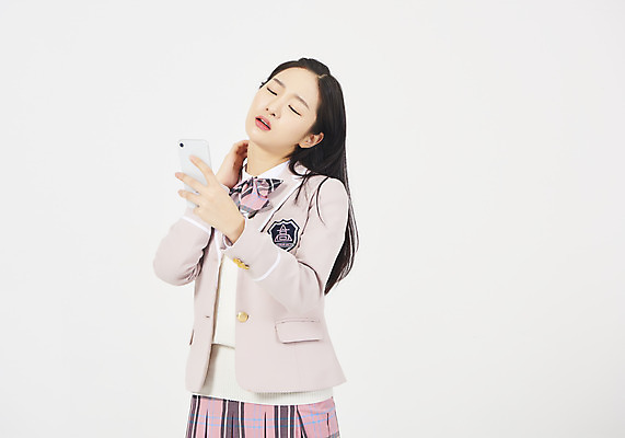 포토 JPG 스튜디오촬영 학생 응시 여학생 여자 교육 교복 모션 청소년 여고생 고등학생 실내 피곤 한명 누끼 사람 상반신 앞모습 10대 스마트폰 십대라이프스타일 고통 한국인 찡그림 흰배경 목 목통증 십대여자한명만 고등교육 국내포토 1 라이프스타일 시선 옷 감정 뷰포인트 백그라운드 컨셉 표정 동양인 내부 신체부위 핸드폰 스마트기기 흰색 여자한명만 십대여자만 파일형식