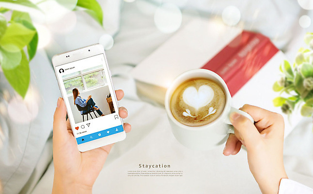 PSD 편집이미지 여자 여유 잎 휴식 성인 두명 신체부위 책 초록색 30대 스마트폰 이불 한국인 양손 흰색 잡기 편안함 커피잔 보케 힐링 소셜네트워크 스테이케이션 이미지편집 식물 라이프스타일 손 감정 커피 컬러 컨셉 침구 모션 잔 사람 동양인 장년 핸드폰 스마트기기 감각 신조어 파일형식