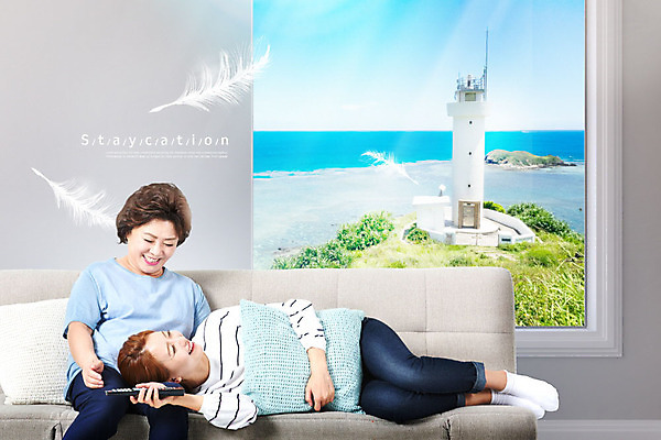 전신 PSD 편집이미지 여자 딸 바다 중년 50대 쿠션 자연 모녀 엄마 휴식 등대 미소 사람 앉기 풍경 20대 성인 두명 앞모습 소파 눕기 한국인 리모컨 편안함 창가 깃털 무릎베개 스테이케이션 이미지편집 라이프스타일 뷰포인트 컨셉 의자 창문 가족 모션 표정 동양인 청년 감각 생태계 신조어 파일형식