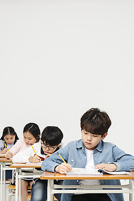 포토 JPG 스튜디오촬영 학생 여자 교육 남자 초등학생 어린이 의자 교실 학교 수업 실내 초등교육 누끼 사람 앉기 여러명 상반신 앞모습 10대 책 친구 연필 한국인 기록 집중 책상 교과서 흰배경 학원 국내포토 뷰포인트 가구 다수 백그라운드 컨셉 관계 모션 청소년 학용품 교재 동양인 내부 필기구 흰색 파일형식