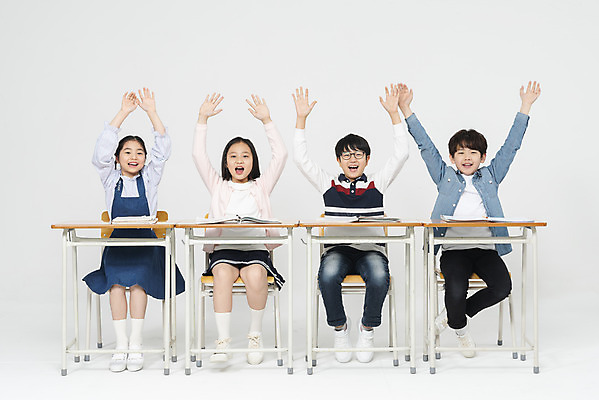 포토 JPG 스튜디오촬영 전신 학생 여자 교육 남자 초등학생 어린이 의자 교실 학교 수업 실내 밝음 초등교육 미소 누끼 사람 앉기 여러명 앞모습 10대 책 친구 손들기 만세 한국인 책상 즐거움 교과서 흰배경 학원 국내포토 감정 뷰포인트 가구 다수 백그라운드 관계 모션 청소년 교재 표정 동양인 내부 흰색 파일형식