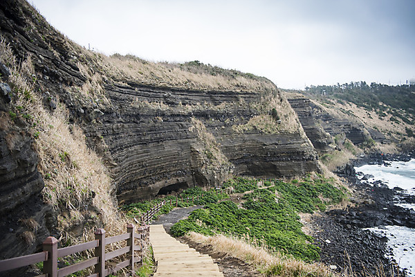 포토 JPG 주간 여행 자연 한국 풍경 해변 사람없음 야외 제주도 봄 해안도로 수월봉 화산쇄설암층 국내포토 자연요소 계절 아시아 도로 바다 산 생태계 파일형식
