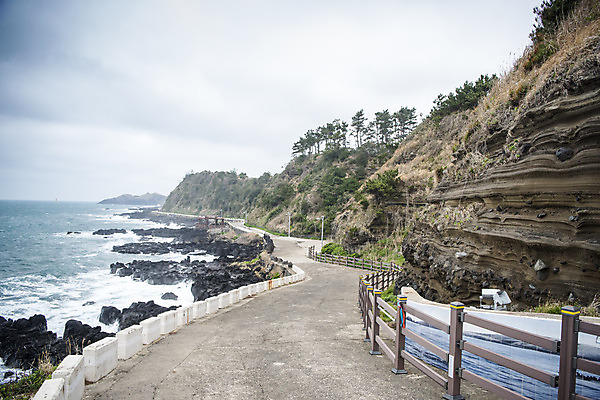 포토 JPG 주간 여행 자연 한국 풍경 해변 사람없음 야외 제주도 봄 해안도로 수월봉 화산쇄설암층 국내포토 자연요소 계절 아시아 도로 바다 산 생태계 파일형식