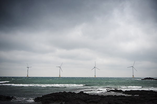 포토 JPG 주간 구름 바다 여행 자연 하늘 바람 한국 풍경 사람없음 야외 제주도 봄 에너지 풍력에너지 에코 해안도로 국내포토 자연요소 계절 아시아 도로 날씨 환경 그린에너지 생태계 파일형식