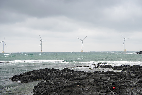 포토 JPG 주간 구름 바다 여행 자연 하늘 바람 한국 풍경 사람없음 야외 제주도 봄 에너지 풍력에너지 에코 해안도로 국내포토 자연요소 계절 아시아 도로 날씨 환경 그린에너지 생태계 파일형식