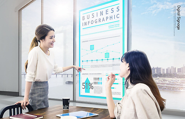 PSD 편집이미지 여자 커피 창문 회의 대화 서기 미소 사람 앉기 상반신 20대 성인 두명 옆모습 30대 태블릿 디지털 스크린 회색 한국인 가리킴 비즈니스우먼 프레젠테이션 창가 책상 카피스페이스 디지털사이니지 이미지편집 음료 뷰포인트 컬러 가구 비즈니스 모션 표정 말하기 동양인 손짓 청년 장년 전자제품 스마트기기 공백 직장인 파일형식