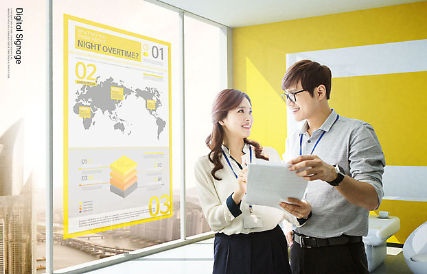 PSD 편집이미지 여자 남자 비즈니스 창문 회의 미소 들기 사람 상반신 20대 성인 두명 앞모습 옆모습 노란색 마주보기 디지털 스크린 한국인 비즈니스맨 비즈니스우먼 프레젠테이션 문서 카피스페이스 디지털사이니지 이미지편집 뷰포인트 컬러 모션 표정 동양인 청년 공백 직장인 파일형식