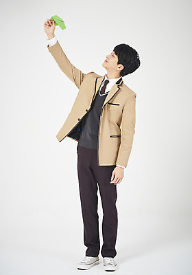 포토 JPG 스튜디오촬영 전신 학생 응시 교육 남자 교복 남학생 모션 청소년 고등학생 날리기 실내 한명 서기 미소 누끼 사람 앞모습 10대 십대라이프스타일 희망 꿈 한국인 종이비행기 흰배경 십대남자한명만 남고생 고등교육 국내포토 1 라이프스타일 시선 옷 감정 뷰포인트 백그라운드 표정 동양인 내부 흰색 종이접기 남자한명만 십대남자만 파일형식