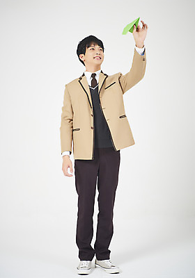 포토 JPG 스튜디오촬영 전신 학생 응시 교육 남자 교복 남학생 모션 청소년 고등학생 날리기 실내 한명 서기 미소 웃음 누끼 사람 앞모습 10대 손들기 십대라이프스타일 희망 꿈 한국인 종이비행기 흰배경 십대남자한명만 남고생 고등교육 국내포토 1 라이프스타일 시선 옷 감정 뷰포인트 백그라운드 표정 동양인 내부 흰색 종이접기 남자한명만 십대남자만 파일형식
