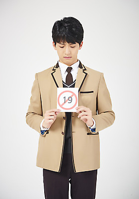 포토 JPG 스튜디오촬영 학생 응시 교육 남자 교복 남학생 모션 청소년 고등학생 실내 한명 서기 들기 누끼 사람 상반신 앞모습 10대 십대라이프스타일 팻말 한국인 금지 흰배경 19금 부정적 성인물 엄격한 십대남자한명만 남고생 고등교육 국내포토 1 라이프스타일 시선 옷 감정 뷰포인트 백그라운드 프레임 동양인 내부 흰색 남자한명만 십대남자만 파일형식