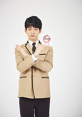 포토 JPG 스튜디오촬영 학생 응시 교육 남자 교복 남학생 모션 청소년 고등학생 실내 한명 서기 들기 누끼 사람 상반신 앞모습 10대 십대라이프스타일 팻말 한국인 금지 흰배경 19금 부정적 성인물 엄격한 십대남자한명만 남고생 고등교육 국내포토 1 라이프스타일 시선 옷 감정 뷰포인트 백그라운드 프레임 동양인 내부 흰색 남자한명만 십대남자만 파일형식