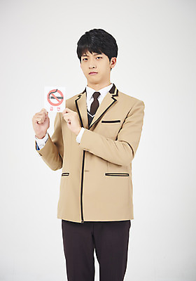 포토 JPG 스튜디오촬영 학생 응시 교육 남자 교복 남학생 모션 청소년 고등학생 실내 한명 서기 들기 누끼 사람 상반신 앞모습 10대 십대라이프스타일 팻말 한국인 흰배경 금연 부정적 십대남자한명만 남고생 고등교육 국내포토 1 라이프스타일 시선 옷 감정 캠페인 뷰포인트 백그라운드 프레임 동양인 내부 흰색 사회이슈 남자한명만 십대남자만 파일형식