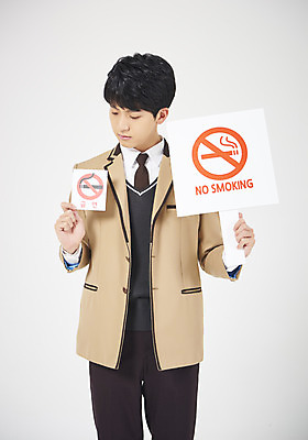 포토 JPG 스튜디오촬영 학생 응시 교육 남자 교복 남학생 모션 청소년 고등학생 실내 한명 서기 들기 누끼 사람 상반신 앞모습 10대 십대라이프스타일 팻말 한국인 흰배경 금연 십대남자한명만 남고생 고등교육 국내포토 1 라이프스타일 시선 옷 캠페인 뷰포인트 백그라운드 프레임 동양인 내부 흰색 사회이슈 남자한명만 십대남자만 파일형식