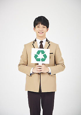 포토 JPG 스튜디오촬영 학생 응시 교육 남자 교복 남학생 모션 청소년 고등학생 실내 한명 서기 미소 들기 누끼 사람 상반신 앞모습 10대 초록색 자연보호 십대라이프스타일 그린캠페인 재활용 팻말 한국인 심볼 흰배경 십대남자한명만 남고생 고등교육 재활용표시 국내포토 1 라이프스타일 시선 옷 캠페인 뷰포인트 컬러 백그라운드 자연 표시 프레임 표정 동양인 내부 흰색 보호 친환경 남자한명만 십대남자만 파일형식