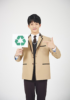 포토 JPG 스튜디오촬영 학생 응시 교육 남자 교복 남학생 모션 청소년 고등학생 실내 한명 서기 미소 들기 누끼 사람 상반신 앞모습 10대 초록색 자연보호 십대라이프스타일 그린캠페인 재활용 팻말 한국인 가리킴 심볼 흰배경 십대남자한명만 남고생 고등교육 재활용표시 국내포토 1 라이프스타일 시선 옷 캠페인 뷰포인트 컬러 백그라운드 자연 표시 프레임 표정 동양인 손짓 내부 흰색 보호 친환경 남자한명만 십대남자만 파일형식