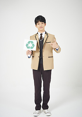 포토 JPG 스튜디오촬영 전신 학생 응시 교육 남자 교복 남학생 모션 청소년 고등학생 실내 한명 서기 들기 누끼 사람 앞모습 10대 초록색 자연보호 십대라이프스타일 그린캠페인 재활용 팻말 한국인 가리킴 흰배경 십대남자한명만 남고생 고등교육 재활용표시 국내포토 1 라이프스타일 시선 옷 캠페인 뷰포인트 컬러 백그라운드 자연 표시 프레임 동양인 손짓 내부 흰색 보호 친환경 남자한명만 십대남자만 파일형식