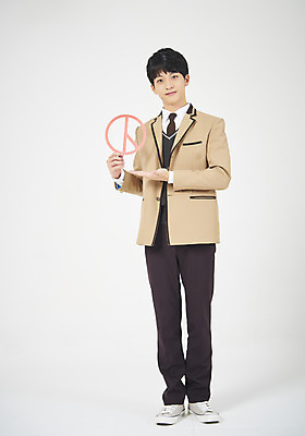 포토 JPG 스튜디오촬영 전신 학생 교육 남자 교복 남학생 모션 청소년 고등학생 안내 실내 한명 서기 미소 누끼 사람 손짓 앞모습 10대 도장 십대라이프스타일 팻말 한국인 가리킴 투표 선거 민주주의 흰배경 선거권 십대남자한명만 남고생 고등교육 유권자 국내포토 1 라이프스타일 옷 뷰포인트 백그라운드 프레임 표정 동양인 내부 흰색 남자한명만 십대남자만 파일형식