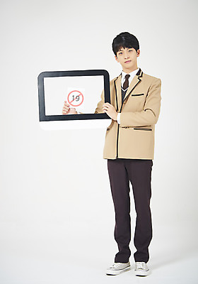 포토 JPG 스튜디오촬영 전신 학생 응시 교육 남자 교복 남학생 모션 청소년 고등학생 실내 한명 서기 들기 누끼 사람 앞모습 10대 스크린 모니터 십대라이프스타일 팻말 한국인 금지 흰배경 19금 성인물 십대남자한명만 남고생 고등교육 국내포토 1 라이프스타일 시선 옷 뷰포인트 백그라운드 프레임 동양인 내부 컴퓨터 흰색 남자한명만 십대남자만 파일형식