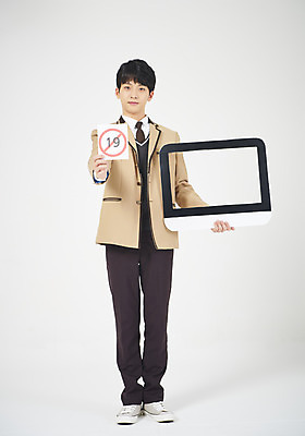 포토 JPG 스튜디오촬영 전신 학생 응시 교육 남자 교복 남학생 모션 청소년 고등학생 실내 한명 서기 들기 누끼 사람 앞모습 10대 스크린 모니터 십대라이프스타일 팻말 한국인 금지 흰배경 19금 성인물 십대남자한명만 남고생 고등교육 국내포토 1 라이프스타일 시선 옷 뷰포인트 백그라운드 프레임 동양인 내부 컴퓨터 흰색 남자한명만 십대남자만 파일형식