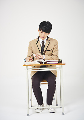 포토 JPG 스튜디오촬영 전신 학생 교육 남자 교복 남학생 의자 교실 학교 모션 청소년 고등학생 실내 한명 누끼 사람 앉기 앞모습 10대 책 연필 십대라이프스타일 한국인 집중 책상 흰배경 필통 십대남자한명만 남고생 고등교육 국내포토 1 라이프스타일 옷 뷰포인트 가구 백그라운드 컨셉 학용품 동양인 내부 필기구 흰색 남자한명만 십대남자만 파일형식