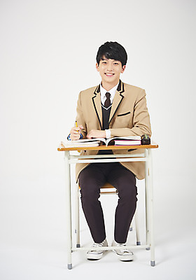 포토 JPG 스튜디오촬영 전신 학생 응시 교육 남자 교복 남학생 의자 교실 학교 모션 청소년 고등학생 실내 한명 미소 누끼 사람 앉기 앞모습 10대 책 연필 십대라이프스타일 한국인 책상 흰배경 필통 긍정적 십대남자한명만 남고생 고등교육 국내포토 1 라이프스타일 시선 옷 감정 뷰포인트 가구 백그라운드 학용품 표정 동양인 내부 필기구 흰색 남자한명만 십대남자만 파일형식