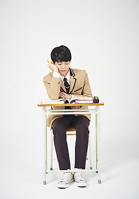 포토 JPG 스튜디오촬영 전신 학생 교육 남자 교복 남학생 의자 교실 학교 모션 청소년 고등학생 실내 한명 누끼 사람 앉기 앞모습 10대 책 연필 십대라이프스타일 턱괴기 한국인 잡기 지루함 책상 흰배경 필통 십대남자한명만 남고생 고등교육 국내포토 1 라이프스타일 옷 감정 뷰포인트 가구 백그라운드 학용품 동양인 내부 필기구 흰색 남자한명만 십대남자만 파일형식