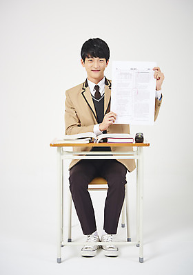 포토 JPG 스튜디오촬영 전신 학생 응시 교육 남자 교복 남학생 의자 교실 학교 모션 청소년 고등학생 실내 한명 미소 들기 누끼 사람 앉기 앞모습 10대 책 십대라이프스타일 수능 한국인 책상 흰배경 시험지 필통 모의고사 책더미 십대남자한명만 남고생 고등교육 국내포토 1 라이프스타일 시선 옷 뷰포인트 가구 백그라운드 학용품 표정 동양인 내부 시험 흰색 무더기 남자한명만 십대남자만 파일형식