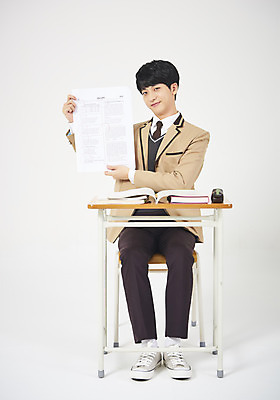포토 JPG 스튜디오촬영 전신 학생 응시 교육 남자 교복 남학생 의자 모션 청소년 고등학생 실내 한명 미소 들기 누끼 사람 앉기 앞모습 10대 책 십대라이프스타일 수능 한국인 책상 흰배경 시험지 필통 모의고사 십대남자한명만 남고생 고등교육 국내포토 1 라이프스타일 시선 옷 뷰포인트 가구 백그라운드 학용품 표정 동양인 내부 시험 흰색 남자한명만 십대남자만 파일형식