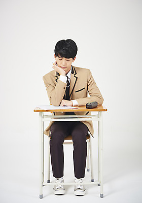 포토 JPG 스튜디오촬영 전신 학생 응시 교육 남자 교복 남학생 의자 교실 학교 모션 청소년 고등학생 실내 한명 누끼 사람 앉기 앞모습 10대 책 십대라이프스타일 턱괴기 한국인 책상 흰배경 필통 십대남자한명만 남고생 고등교육 국내포토 1 라이프스타일 시선 옷 뷰포인트 가구 백그라운드 학용품 동양인 내부 흰색 남자한명만 십대남자만 파일형식