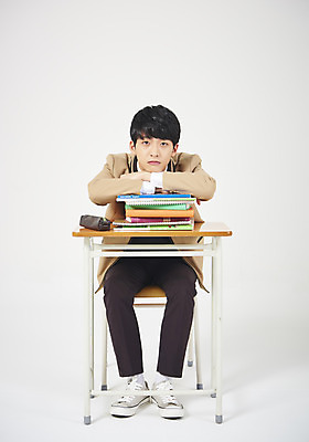 포토 JPG 스튜디오촬영 전신 학생 응시 교육 남자 교복 남학생 엎드리기 의자 교실 학교 모션 청소년 고등학생 실내 무표정 한명 누끼 사람 앉기 앞모습 10대 십대라이프스타일 한국인 책상 흰배경 필통 책더미 십대남자한명만 남고생 고등교육 국내포토 1 라이프스타일 시선 옷 감정 뷰포인트 가구 백그라운드 학용품 표정 동양인 내부 책 흰색 무더기 남자한명만 십대남자만 파일형식
