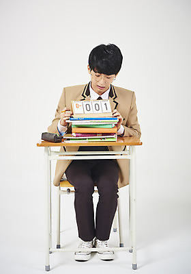 포토 JPG 스튜디오촬영 전신 학생 응시 교육 남자 교복 남학생 의자 교실 학교 모션 청소년 고등학생 실내 한명 누끼 사람 앉기 앞모습 10대 십대라이프스타일 수능 한국인 달력 찡그림 책상 흰배경 필통 디데이 책더미 십대남자한명만 남고생 고등교육 국내포토 1 라이프스타일 시선 옷 뷰포인트 가구 백그라운드 학용품 표정 동양인 내부 책 시험 흰색 무더기 남자한명만 십대남자만 파일형식