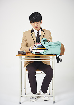 포토 JPG 스튜디오촬영 전신 학생 교육 남자 교복 남학생 의자 가방 교실 학교 모션 청소년 고등학생 책가방 실내 한명 누끼 사람 앉기 앞모습 10대 십대라이프스타일 한국인 책상 흰배경 정리 필통 부담 책더미 십대남자한명만 남고생 고등교육 국내포토 1 라이프스타일 잡화 옷 뷰포인트 가구 백그라운드 학용품 동양인 내부 책 흰색 무더기 남자한명만 십대남자만 파일형식