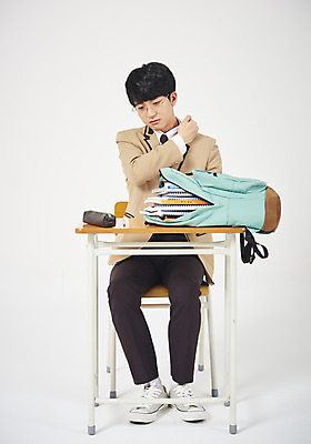 포토 JPG 스튜디오촬영 전신 학생 교육 남자 교복 남학생 의자 교실 학교 모션 청소년 고등학생 책가방 실내 피곤 한명 누끼 사람 앉기 앞모습 10대 십대라이프스타일 한국인 찡그림 책상 흰배경 무거움 필통 어깨통증 책더미 십대남자한명만 남고생 고등교육 국내포토 1 라이프스타일 옷 뷰포인트 가구 백그라운드 컨셉 가방 학용품 표정 동양인 내부 책 흰색 무게 질병 무더기 남자한명만 십대남자만 파일형식