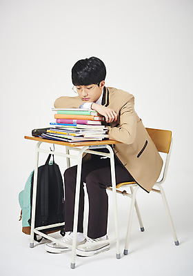 포토 JPG 스튜디오촬영 전신 학생 교육 남자 교복 남학생 엎드리기 의자 교실 학교 모션 청소년 고등학생 책가방 실내 한명 누끼 사람 앉기 옆모습 10대 십대라이프스타일 한국인 책상 흰배경 긍정적 부담 책더미 십대남자한명만 안경낌 남고생 고등교육 국내포토 1 라이프스타일 옷 감정 안경 뷰포인트 가구 백그라운드 가방 동양인 내부 책 흰색 무더기 남자한명만 십대남자만 파일형식