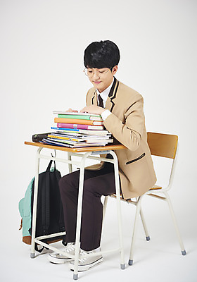 포토 JPG 스튜디오촬영 전신 학생 응시 교육 남자 교복 남학생 의자 교실 학교 모션 청소년 고등학생 책가방 실내 한명 미소 누끼 사람 앉기 옆모습 10대 십대라이프스타일 한국인 책상 흰배경 긍정적 책더미 십대남자한명만 남고생 고등교육 국내포토 1 라이프스타일 시선 옷 감정 뷰포인트 가구 백그라운드 가방 표정 동양인 내부 책 흰색 무더기 남자한명만 십대남자만 파일형식
