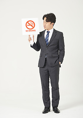 포토 JPG 스튜디오촬영 전신 응시 남자 실내 한명 서기 들기 누끼 정장 성인 앞모습 30대 팻말 한국인 결심 흰배경 주머니손 금연 금연데이 성인남자한명만 국내포토 1 시선 옷 기념일 캠페인 뷰포인트 백그라운드 컨셉 모션 프레임 사람 동양인 내부 장년 흰색 사회이슈 남자한명만 성인남자만 파일형식