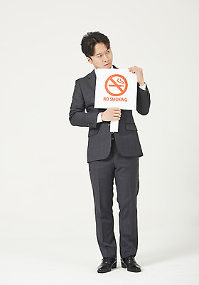 포토 JPG 스튜디오촬영 전신 응시 남자 실내 한명 서기 들기 누끼 정장 성인 앞모습 30대 팻말 한국인 결심 흰배경 금연 금연데이 성인남자한명만 국내포토 1 시선 옷 기념일 캠페인 뷰포인트 백그라운드 컨셉 모션 프레임 사람 동양인 내부 장년 흰색 사회이슈 남자한명만 성인남자만 파일형식