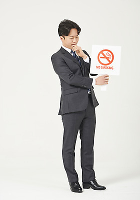 포토 JPG 스튜디오촬영 전신 남자 실내 한명 서기 들기 누끼 정장 성인 옆모습 30대 팻말 한국인 결심 고민 흰배경 금연 금연데이 성인남자한명만 국내포토 1 옷 기념일 감정 캠페인 뷰포인트 백그라운드 컨셉 모션 프레임 사람 동양인 내부 장년 흰색 사회이슈 남자한명만 성인남자만 파일형식